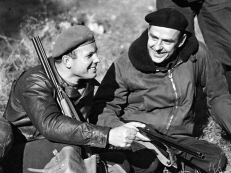 Yuri Gagarin a la izquierda y Vladimir Komarov derecha