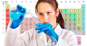 Mujer-en-laboratorio-de-quimica