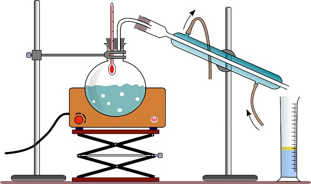 Proceso de destilación, primero evaporación y luego refrigeración.